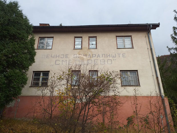 Смедеревски Скадар на Ртњу: Рок за завршетак дечјег одмаралишта  истекао пре седам година (ВИДЕО)